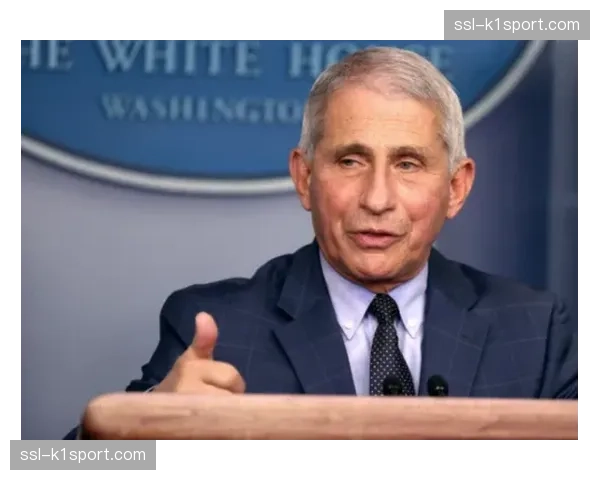 多云战略被广泛采纳，避免单一服务商依赖并优化全球分发效率。