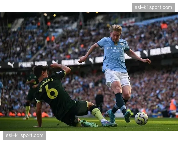 特写：门将埃德森快速手抛球策动反击，曼城由守转攻取得进球