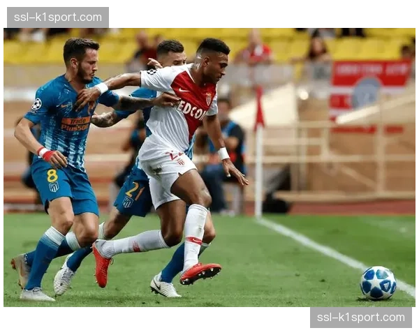 摩纳哥vs朗斯半场战罢，主队3-4-3阵型在控球端占据绝对优势。